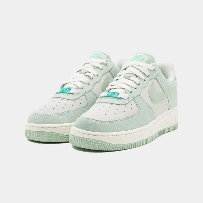 Nahaufnahme der Front des Nike Air Force 1 Low Pastelgrün HQ1497-099 mit perforiertem Leder und weißen Schnürsenkeln.