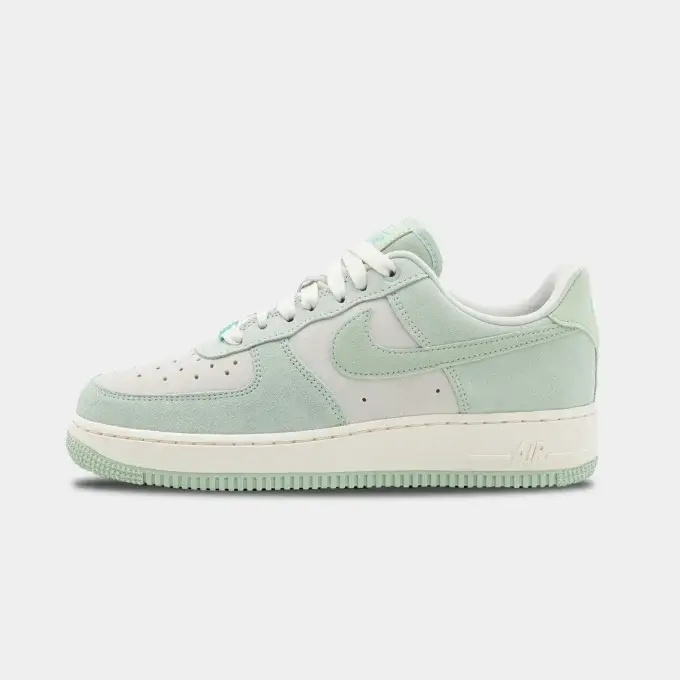 Nike Air Force 1 Low Pastelgrün HQ1497-099 – Seitenansicht des Sneakers mit pastellgrünem Leder und klassischer Air-Sohle