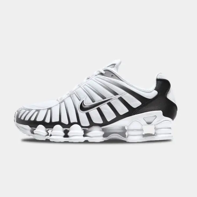 Seitenansicht des Nike Shox TL Sneakers in der Farbkombination Weiß, Metallic Platinum und Schwarz.