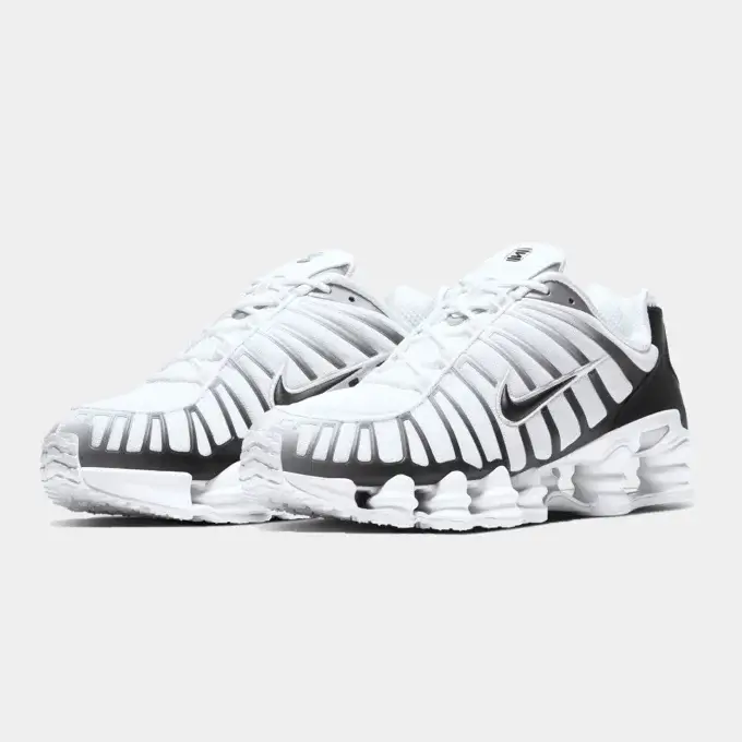 Vorderansicht des Nike Shox TL, das atmungsaktive Mesh-Obermaterial hervorhebend.