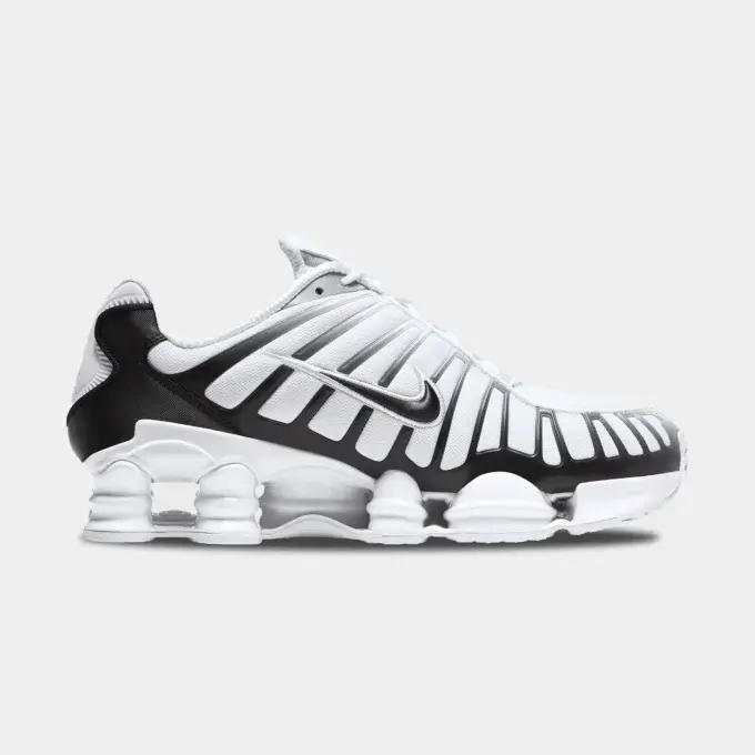 Rückansicht des Nike Shox TL mit sichtbarem Nike-Logo.